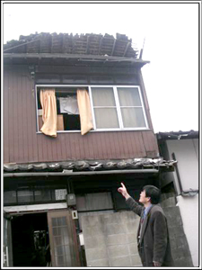 博多区千代の住宅は。２階の屋根が崩れ落ち、住めない状態に。