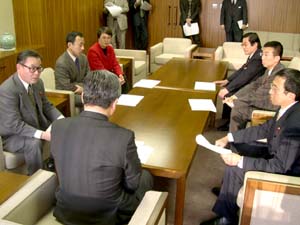 イラク派兵中止を訴える日本共産党市議団